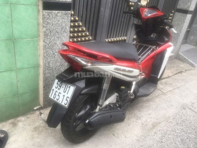 Bán xe Airblale  2012, màu trắng - đỏ -đen và Click 2007 màu đỏ