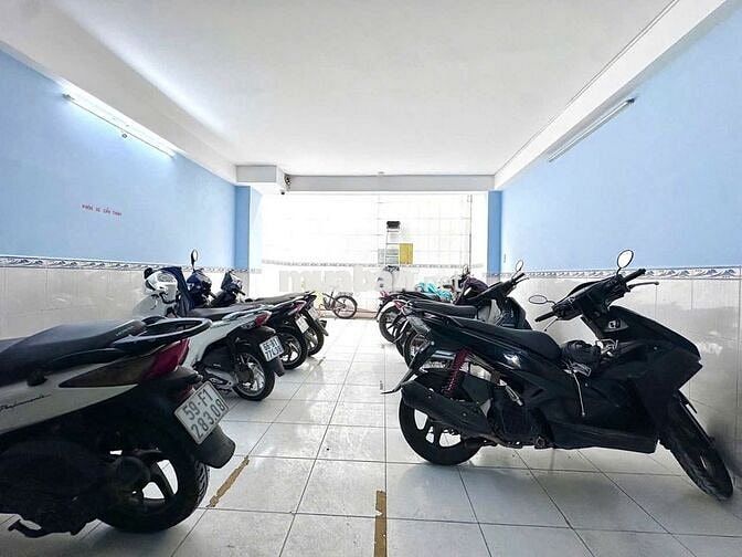 Bán nhà , Ngay Emart Phan Văn Trị, P5, Ngang 5m, 6 Tầng, Thang máy.