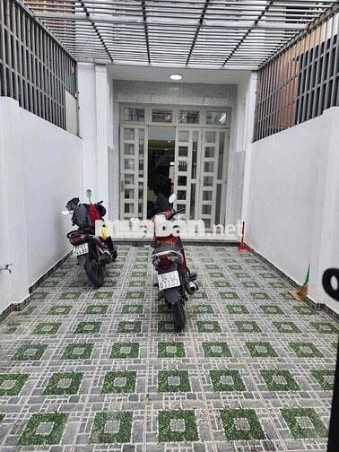 nhà mặt tiền đường trung tâm 1 lửng, 1 lầu: 3pn, 3wc, 1 phòng thờ,