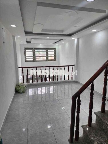 nhà mặt tiền đường trung tâm 1 lửng, 1 lầu: 3pn, 3wc, 1 phòng thờ,