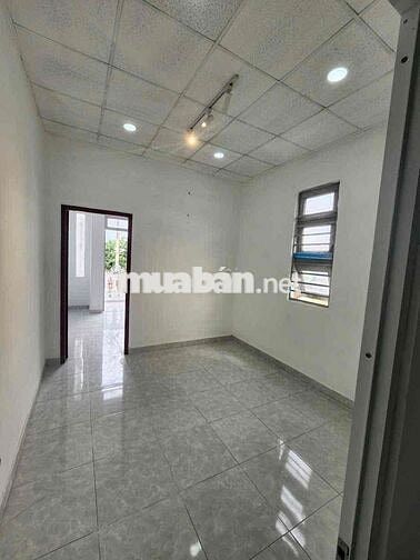 nhà mặt tiền đường trung tâm 1 lửng, 1 lầu: 3pn, 3wc, 1 phòng thờ,