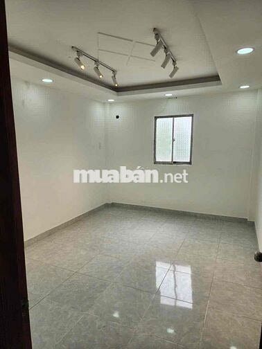 nhà mặt tiền đường trung tâm 1 lửng, 1 lầu: 3pn, 3wc, 1 phòng thờ,