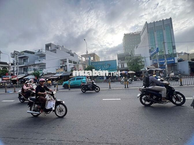 Mặt tiền Nguyễn Xí ( 2 chiều ) ngang 8x30m sàn trống suốt KD tự do