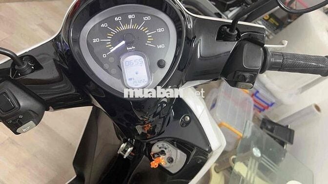 xe nhà chạy. màu trắng hơn Ngọc Trinh í.