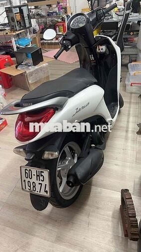 xe nhà chạy. màu trắng hơn Ngọc Trinh í.