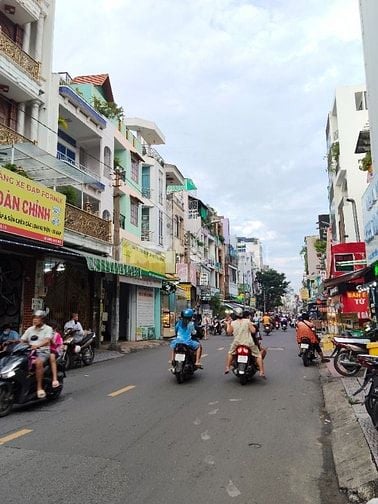 Bán nhà mặt tiền đường trung tâm Quận 10, có dòng tiền, giá nhỉnh 9 tỉ