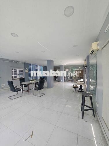 CHO THUÊ MBKD 110M2  CĂN GÓC VIEW ĐẸP GIÁP QUẬN 1