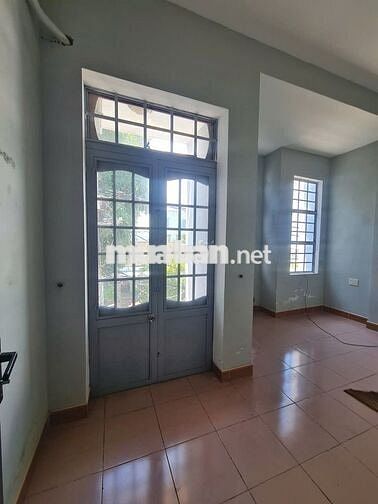 Nhà 3 tầng, mặt bằng trước và sau kinh doanh + các tầng để ở