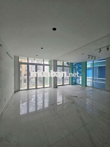 CHO THUÊ MBKD 110M2  CĂN GÓC VIEW ĐẸP GIÁP QUẬN 1