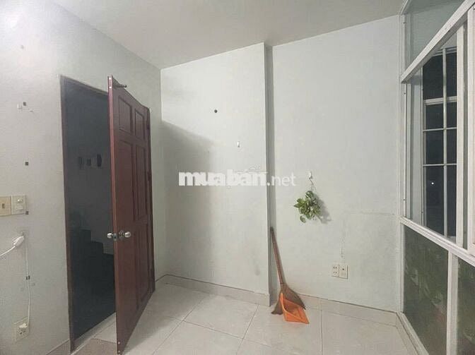 Phòng trọ 1 người, dành cho nữ, đậu xe máy trong nhà, có máy giặt.