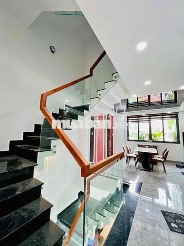 Nhà Mới Xây DT 250m2 1Trệt 1Lửng 3Lầu 5Pn 6Wc Hẻm Nhựa Xe Tải Vỉa Hè