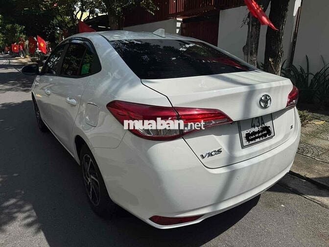 GĐình Cần bán Toyota Vios E1.5 MT số sàn màu trắng