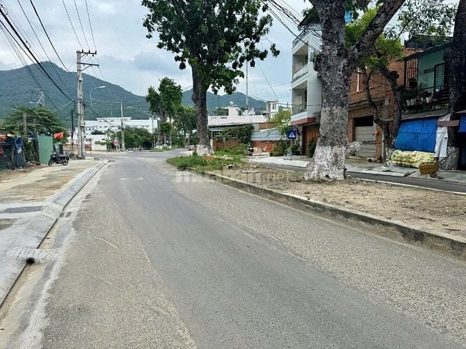 Nhà mặt tiền Thân Nhân Trung 900 triệu