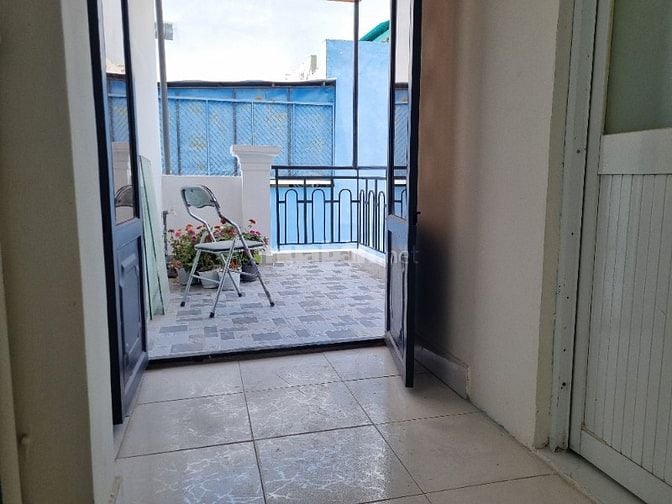 Nhà 2 lầu 3pn 3wc nhà cách hẻm xe hơi 10 m