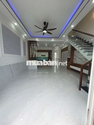 nhà 2 mặt tiền sổ hồng riêng hoàn công