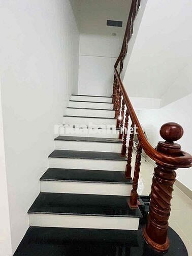 CHO THUÊ NHÀ 3 LẦU MỚI ĐẸP TRỤC CHÍNH KHU DÂN CƯ HƯNG PHÚ