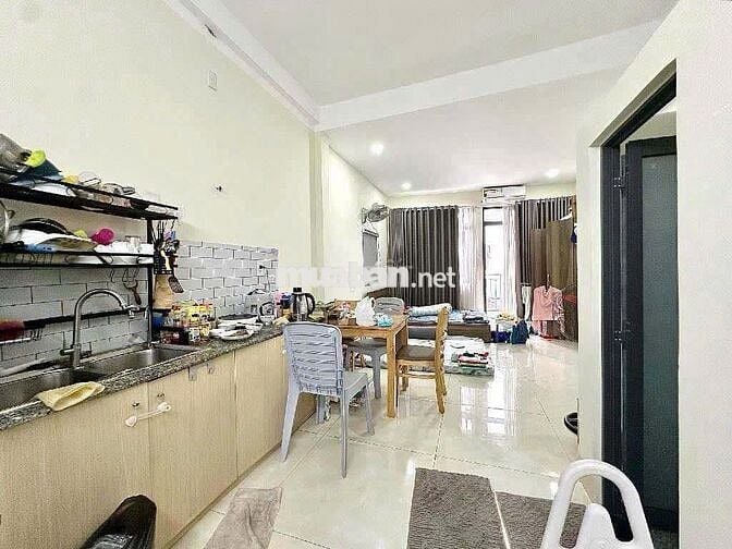 Mặt tiền 5 lầu Nguyễn Trường Tộ đang hoàn thiện mặt đường mới toanh