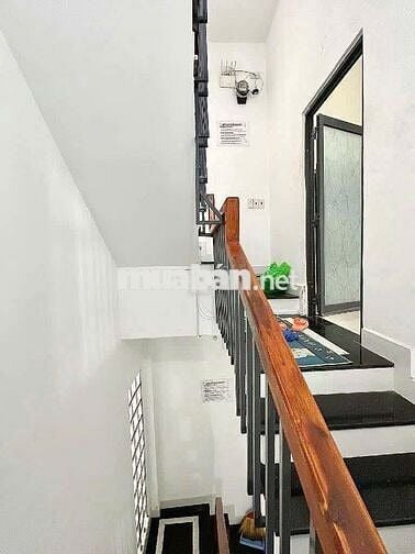 Mặt tiền 5 lầu Nguyễn Trường Tộ đang hoàn thiện mặt đường mới toanh
