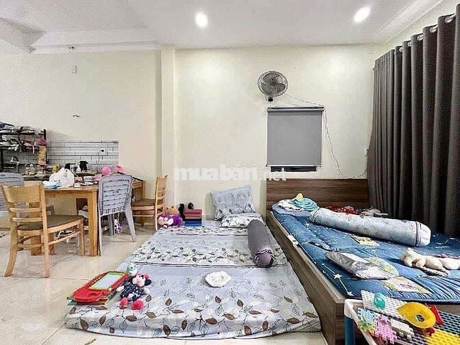 Mặt tiền 5 lầu Nguyễn Trường Tộ đang hoàn thiện mặt đường mới toanh