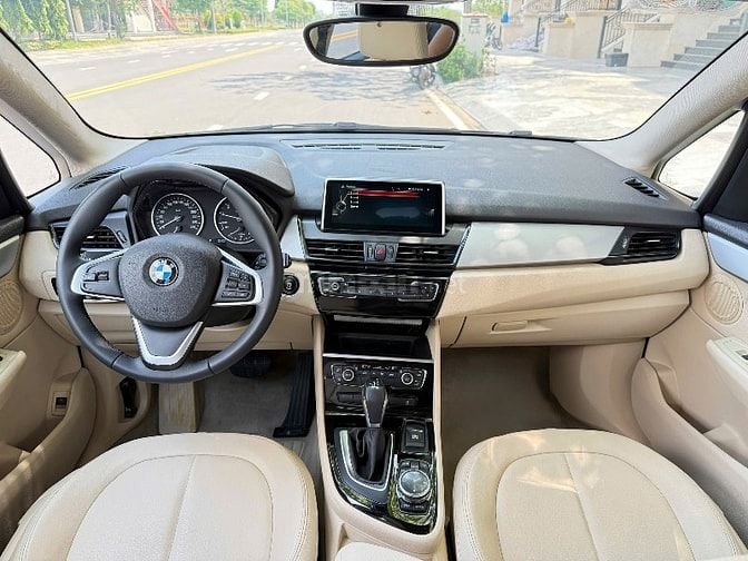 Bán BMW 218i sản xuất cuối 2015 lăn bánh 01.2016 , màu nâu nho đậm 