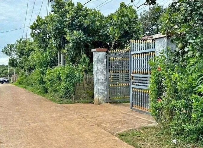 Bán đất thổ vườn có nhà cấp4 rộng 2600m2 giá rẻ 630tr ngay UBTân Hiệp
