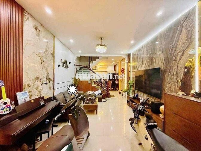NHÀ ĐẸP MAI DỊCH 50M – SẴN Ở NGAY – NỘI THẤT SANG TRỌNG. PL CHUẨN.