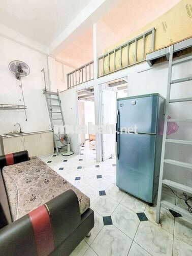Căn hộ 2 phòng ngủ + gác mặt tiền đường full nội thất ngay Cộng Hòa