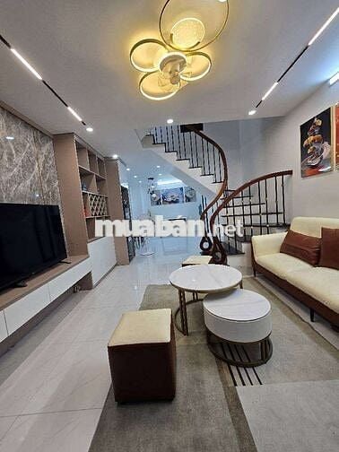 Nhỉnh 8 tỷ nhà phố Hoàng Hoa Thám vài bước ra đường đỗ ô tô