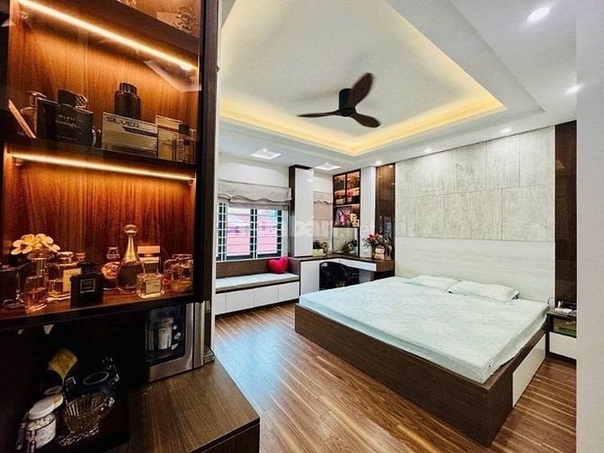 Cầu Giấy 40m2*6T, MT4m, 2 thoáng mở cửa, cách ô tô 10m, nhà mới 9.3 tỷ