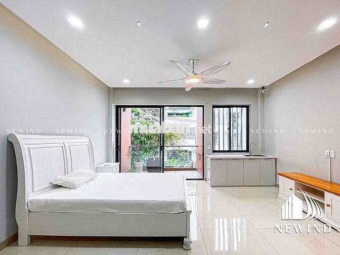 Cho thuê phòng ban công full nội thất bgay trung tâm quận 7