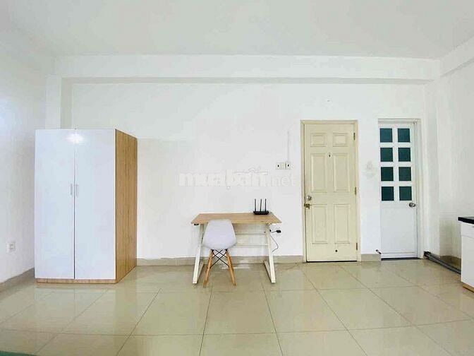 Cho thuê căn hộ Ban công full nội thất cách Đại học TDTU, RMIT 5 phút