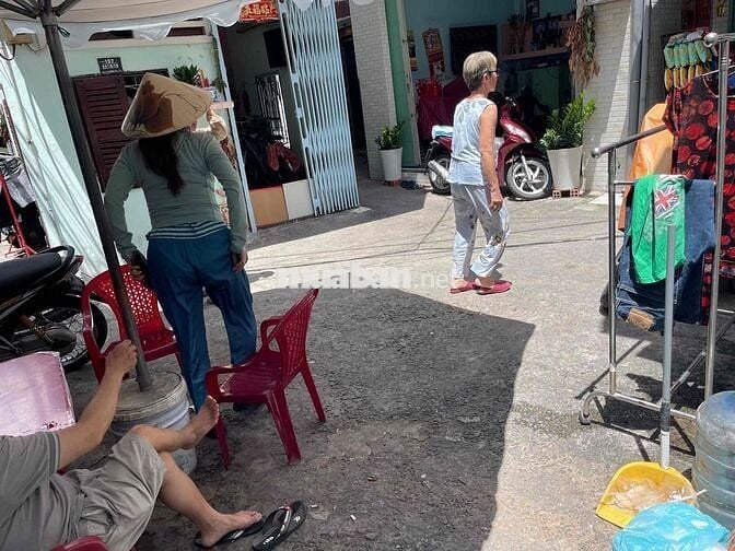 nhà 1 tret . 1 lau . 2PN . 1VS