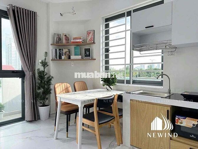 CHDV full nội thất ban công, cửa sổ mới 100% ngay ngã tư Lạc Long Quân