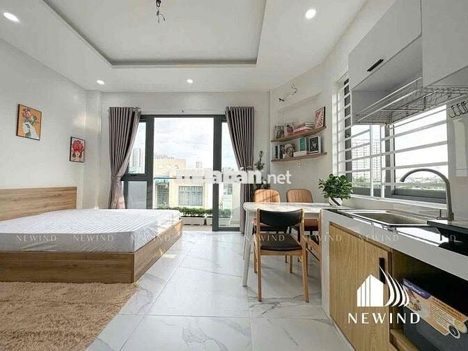 CHDV full nội thất ban công, cửa sổ mới 100% ngay ngã tư Lạc Long Quân