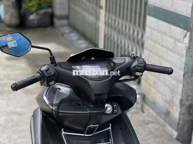 Yamaha NVX 155 màu đen, tay ga