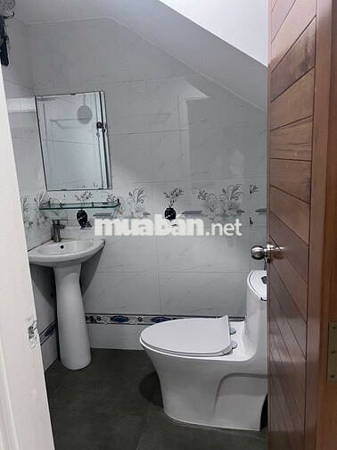 Cần bán trả n.ợ cho con 3.5mx1.4m, 2 phòng, 2 vệ sinh Nguyễn Văn Bứa