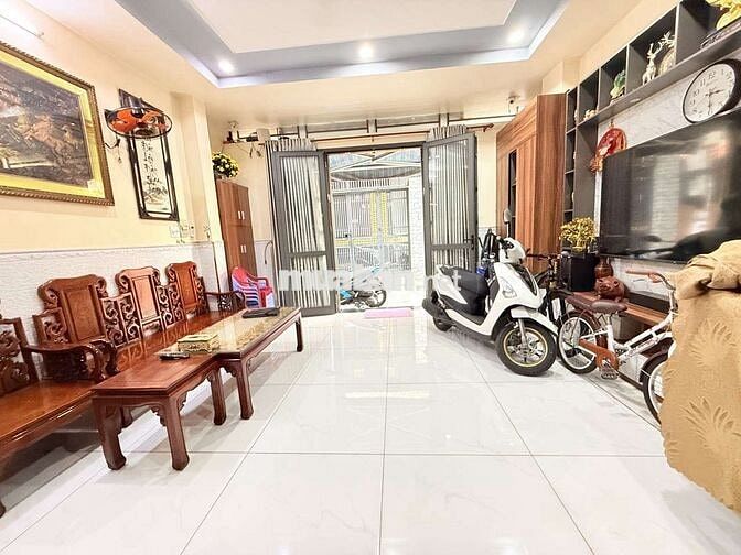 NHỈNH 10 TỶ , 60m2 , 5 TẦNG , NGANG 5m , HXH ,  E.TOWN . P13 TÂN BÌNH