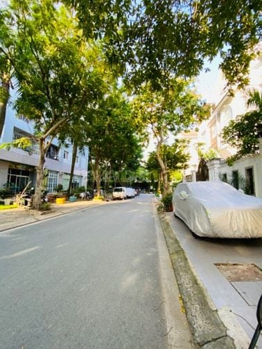 Biệt thự Nam Long Phú Thuận Quận 7 (8x18.5) ô tô đậu dưới tán cây xanh