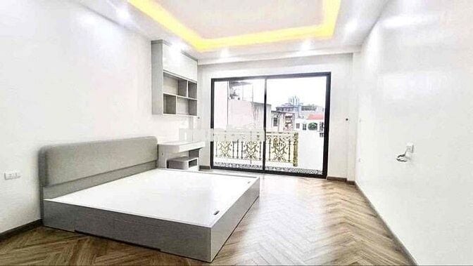 Bán Nhà Hoàng Quốc Việt - 50M2 - Phân Lô Ô Tô Tránh - Thang Máy