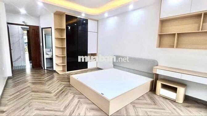 Bán Nhà Hoàng Quốc Việt - 50M2 - Phân Lô Ô Tô Tránh - Thang Máy