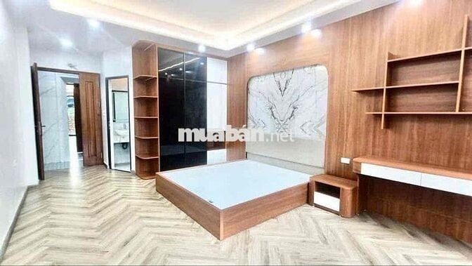 Bán Nhà Hoàng Quốc Việt - 50M2 - Phân Lô Ô Tô Tránh - Thang Máy