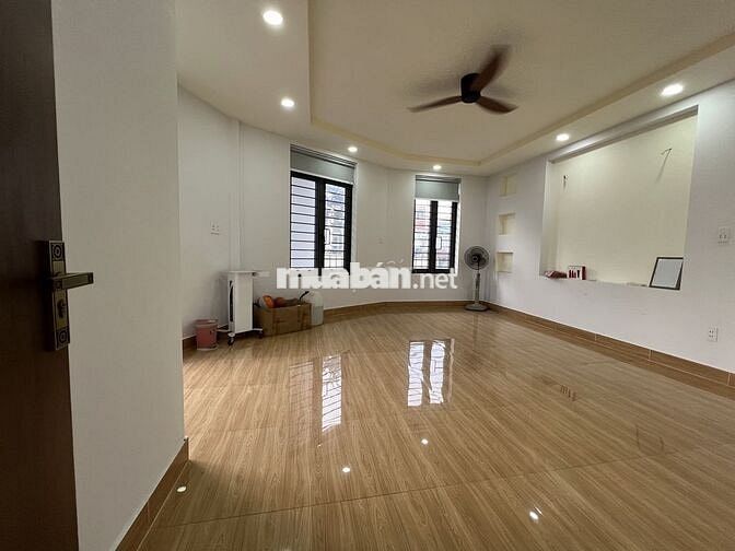 Phòng 30m2 đường Tô Hiến Thành P14 Q10. Hẻm xe tải. Thang máy.