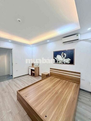 Bán nhà siêu hiếm Hoàng Hoa Thám, Ngõ rộng, tặng NT, 4 PN, DT 46m2