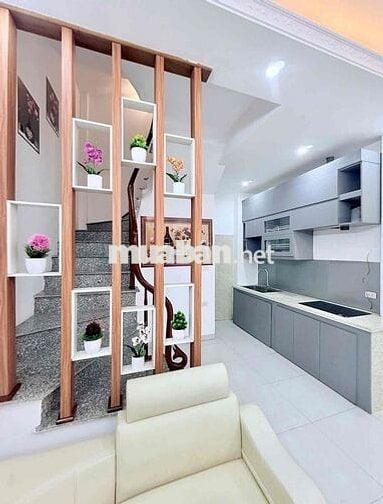 Bán nhà siêu hiếm Hoàng Hoa Thám, Ngõ rộng, tặng NT, 4 PN, DT 46m2