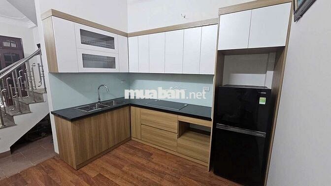 Cho thuê nhà nguyên căn phố Hoa Lâm – Việt Hưng, 35m², ô tô đỗ cửa