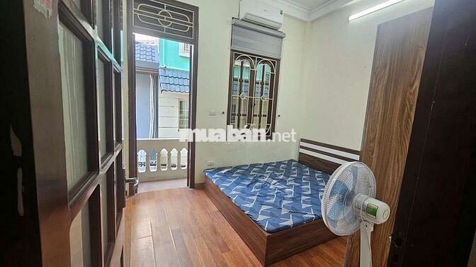 Cho thuê nhà nguyên căn phố Hoa Lâm – Việt Hưng, 35m², ô tô đỗ cửa