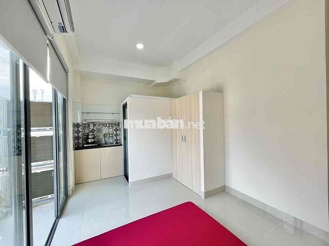 Phòng Ban Công Thoáng Mát Ngay Công Viên Lê Thị Riêng