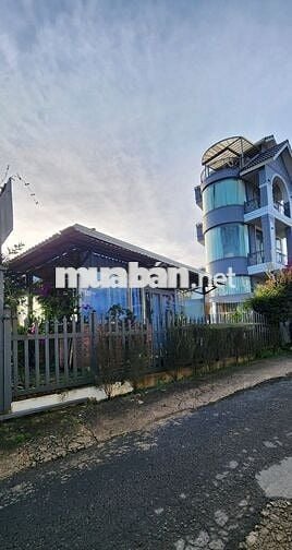Cần cho thuê nhà gỗ mặt đường Trịnh Hoài Đức