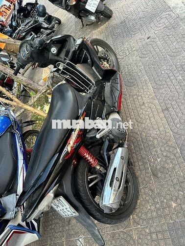 Suzuki Hayate. Ngoại hình còn đẹp, dàn áo liền lạc