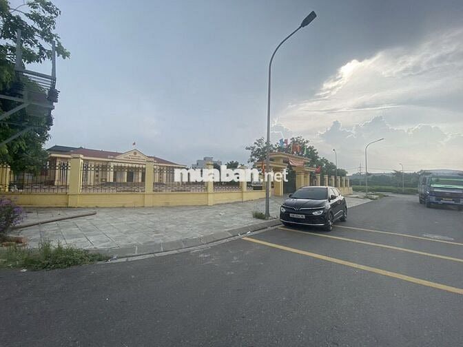 Đất tái định cư, hạ tầng hoàn chỉnh rộng sạch 2mặt thoáng giá tốt.